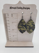 Load image into Gallery viewer, Genuine Leather Earrings - Valentine&#39;s Day - Leaf Cut Earrings - Hearts - Tan - Black Hearts
